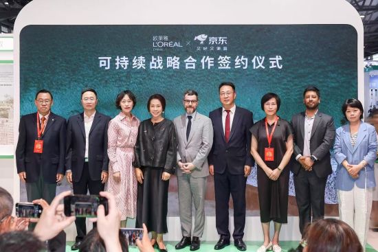 L'Oréal Groupe et JD.com signent un accord de coopération stratégique pour le développement durable