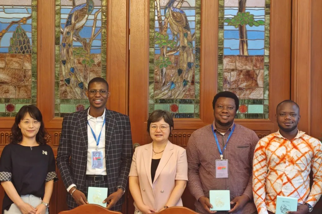 Visite à Shanghai d'une délégation du CJPC-BF, conduite par son président M. Déné