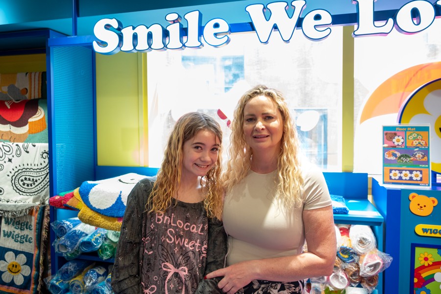 Les rues branchées de Shanghai attirent des visiteurs du monde entier pendant la fête de Qingming