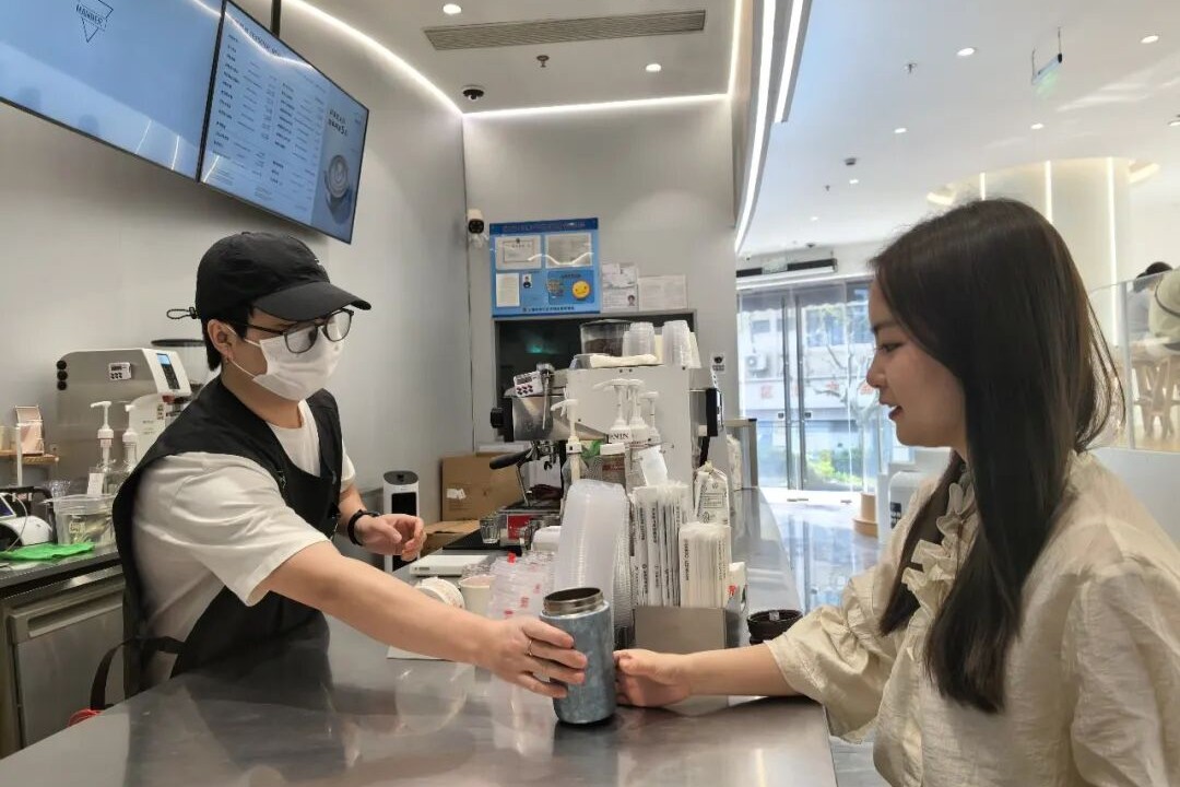 Apporter son propre gobelet, une tendance en plein essor chez les jeunes amateurs de café chinois