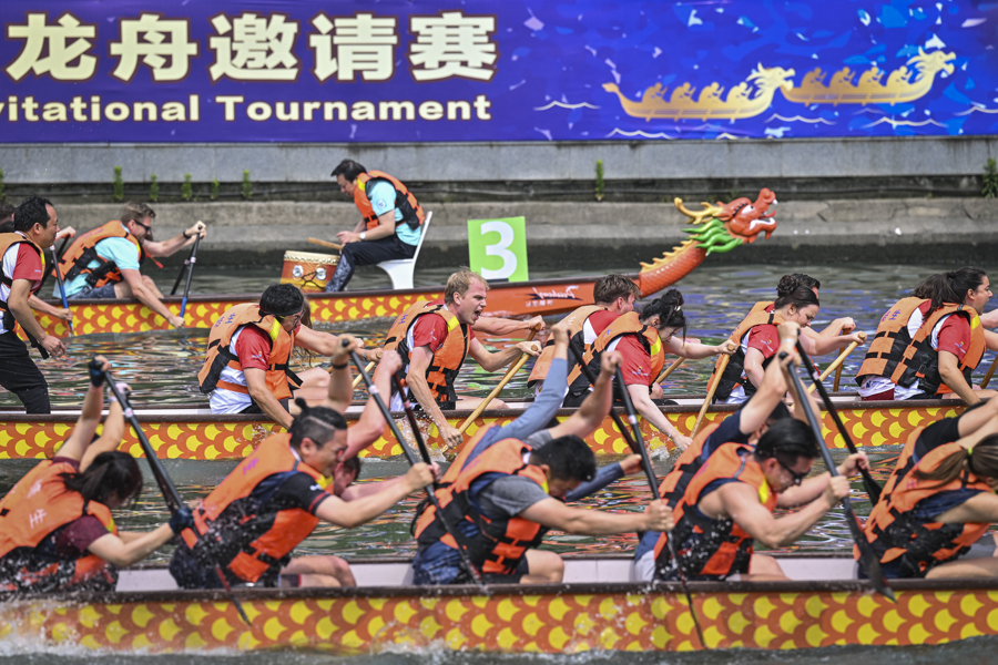 Des participants internationaux à la 21ᵉ édition du tournoi d'invitation de bateaux-dragons sur la rivière Suzhou à Shanghai