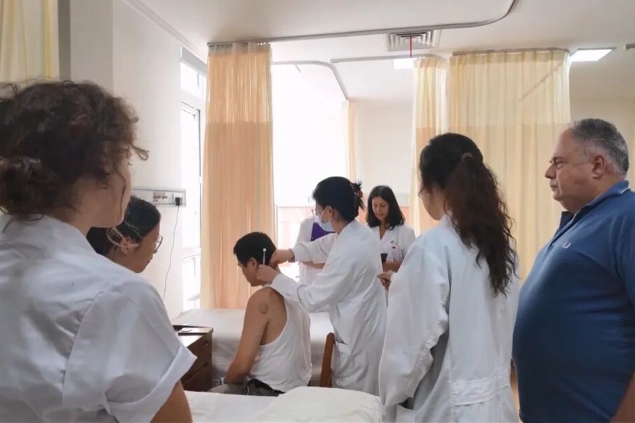 « Des médecins occidentaux en MTC » à Putuo découvrent les charmes de la médecine traditionnelle chinoise
