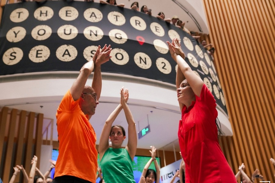 Représentation à Shanghai du spectacle français <i>Des chimères dans la tête</i>, le public dansant avec les artistes