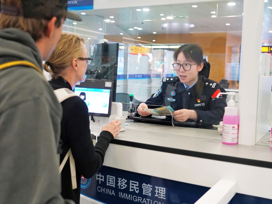 Le nombre d'étrangers entrant et sortant par le poste-frontière de l'aéroport de Pudong dépasse 3 millions cette année