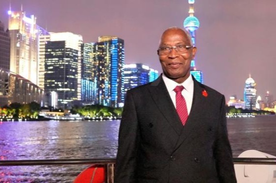 Le Premier ministre guinéen en visite à Shanghai salue le développement de la ville