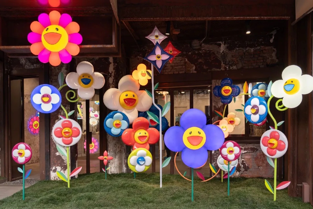 L'espace éphémère Louis Vuitton x Takashi Murakami illumine la rue Jululu