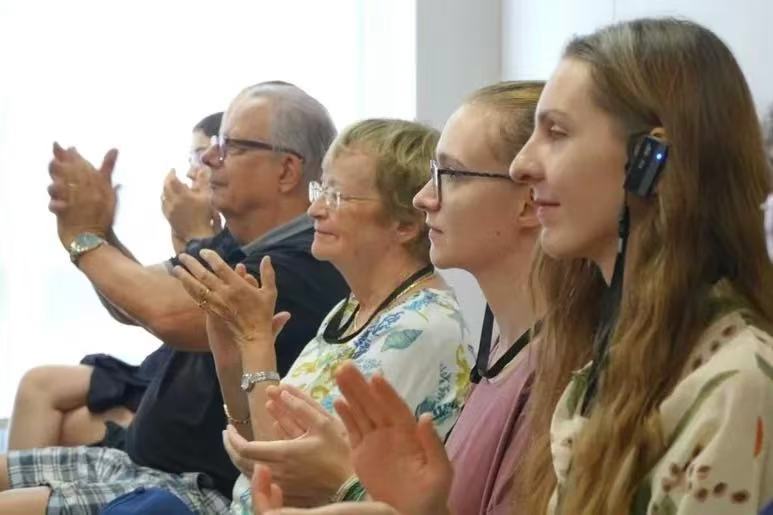 Des visiteurs étrangers découvrent un centre culturel de quartier