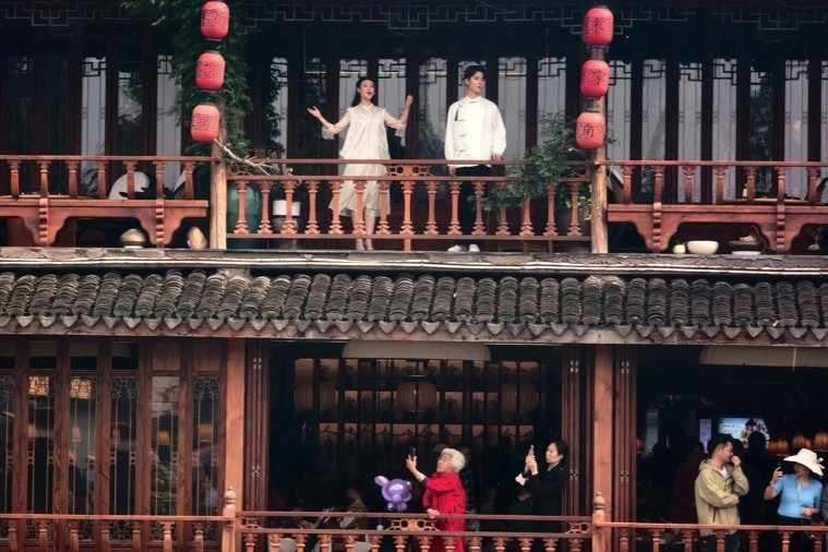 Activité de flash mob musicale à l'ancien bourg de Zhujiajiao attire des touristes chinois et étrangers