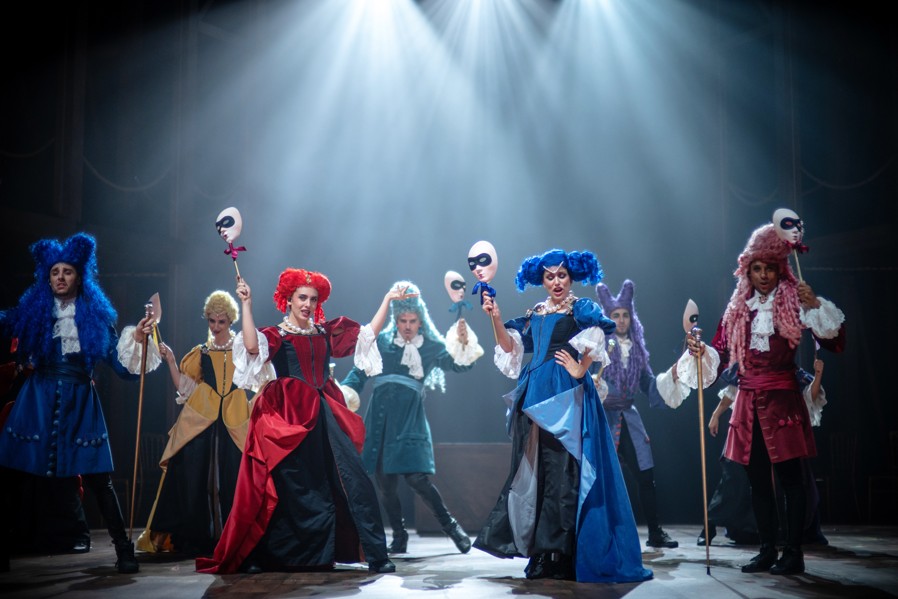 La comédie musicale française originale <i>Molière</i> en avant-première à grand succès