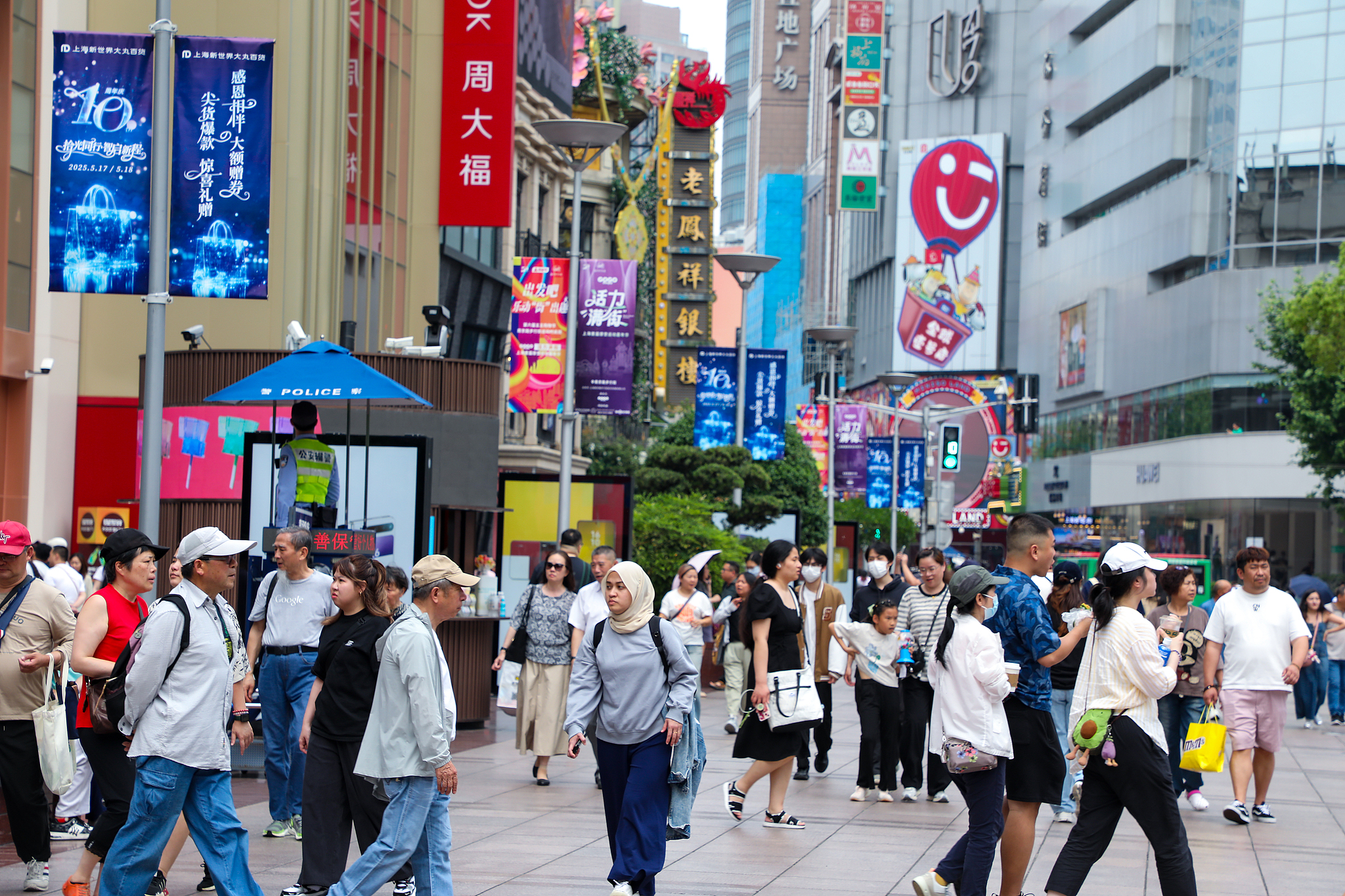 Les touristes étrangers remplissent leurs valises de produits technologiques « Made in China »