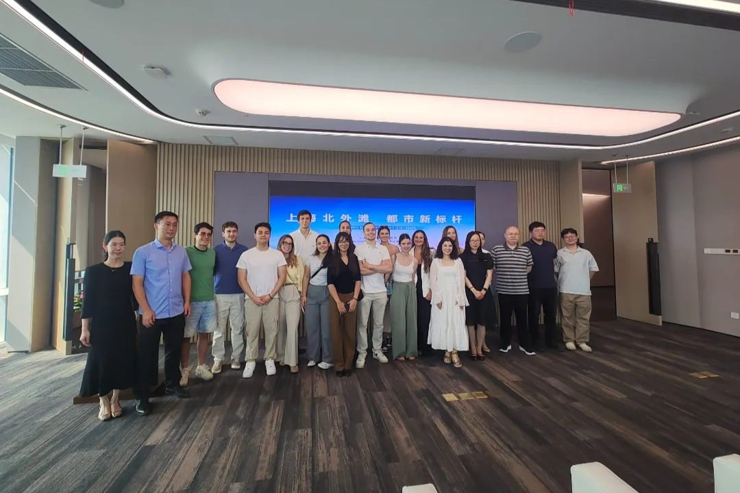 Des étudiants internationaux visitent Hongkou pour ressentir le charme du développement du Bund Nord