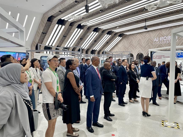 Visite de plus de 40 envoyés étrangers en Chine à Shanghai