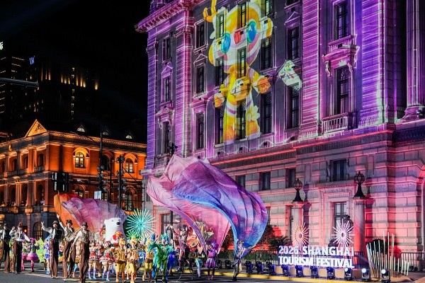 Les chars de parade du Festival du tourisme de Shanghai illuminent la métropole