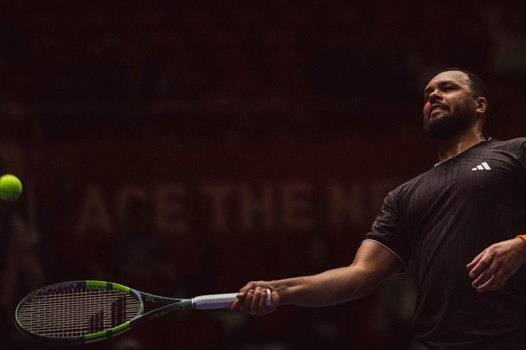 Le légendaire tennisman français Jo-Wilfried Tsonga déploie son talent au Tournoi des Légendes du Tennis à Shanghai