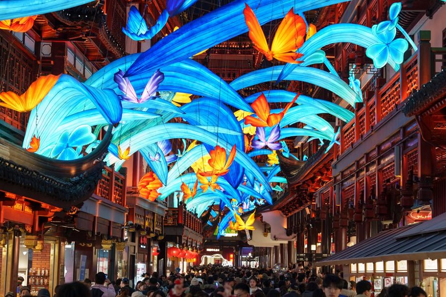 Le jardin Yuyuan s'illumine avec les installations de lanternes dédiées à l'Année du Serpent