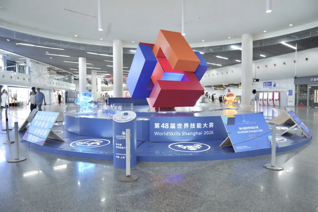 J-20 avant la WSC : le métro de Shanghai se transforme en « galerie mobile »