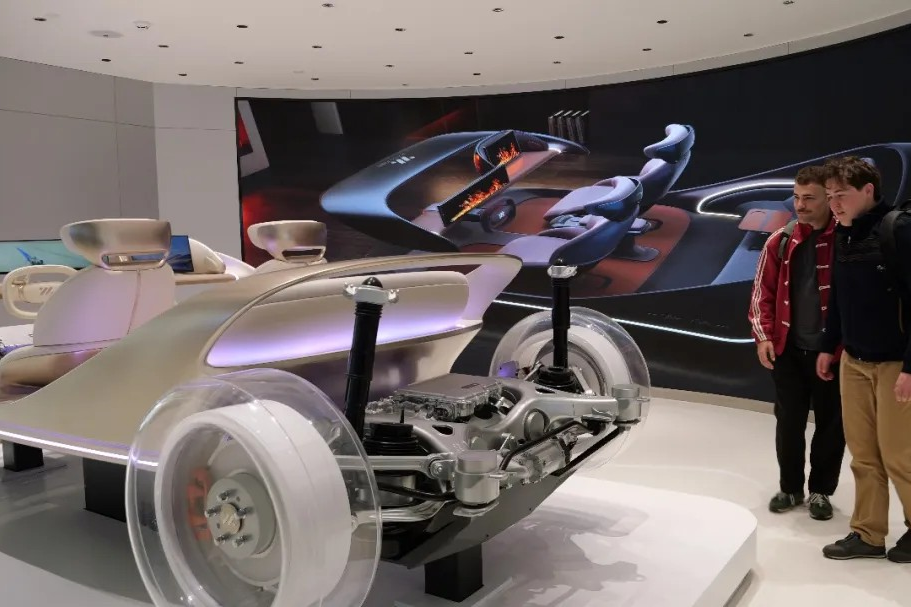 Des étrangers et des représentants des médias découvrent la culture automobile dans le district de Jiading