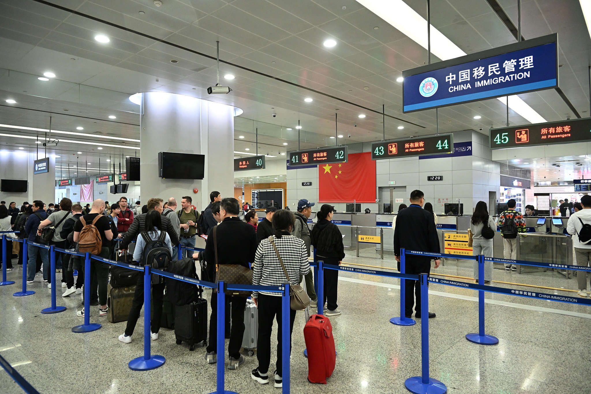 Le nombre de passagers entrants et sortants aux postes-frontières de Shanghai a dépassé 42,8 millions en 2025