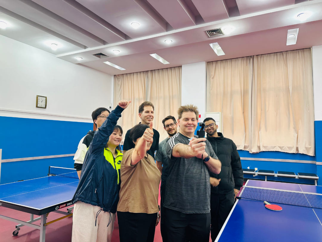 Des amateurs chinois et étrangers s'affrontent lors du Carnaval du ping-pong dans le district de Jiading
