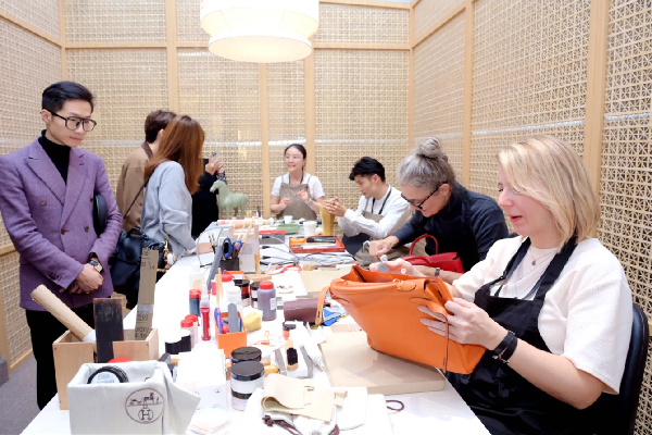 Tenue de l'exposition « Jeux de mains » au jardin Zhang Yuan