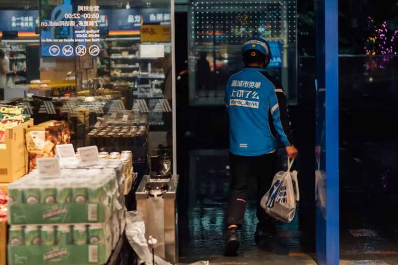 La transformation nocturne des restaurants honorés par le temps stimule la croissance de la consommation à Shanghai