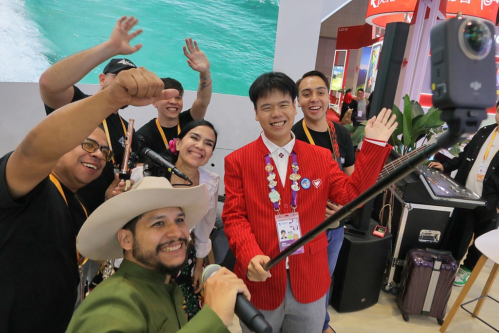 Les « petites feuilles » de la CIIE incarnent la vitalité de la jeunesse chinoise