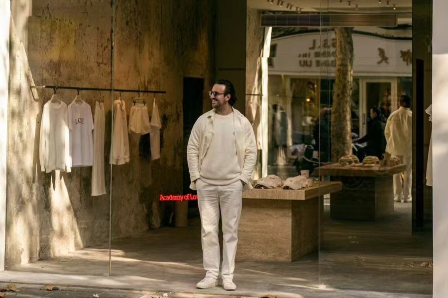 Un Français crée une « boutique de vêtements blancs » à Shanghai et vise le marché international