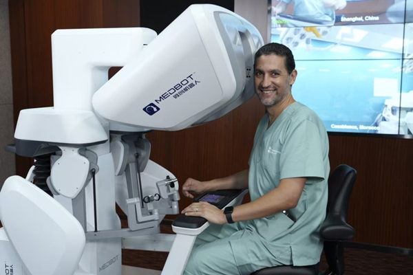 Première mondiale : Une intervention chirurgicale réalisée depuis Shanghai sur un patient africain grâce à un robot chirurgical chinois