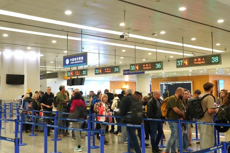 Le nombre de passagers transfrontaliers à l'aéroport de Pudong dépasse 30 millions cette année, avec une hausse de 40% des étrangers