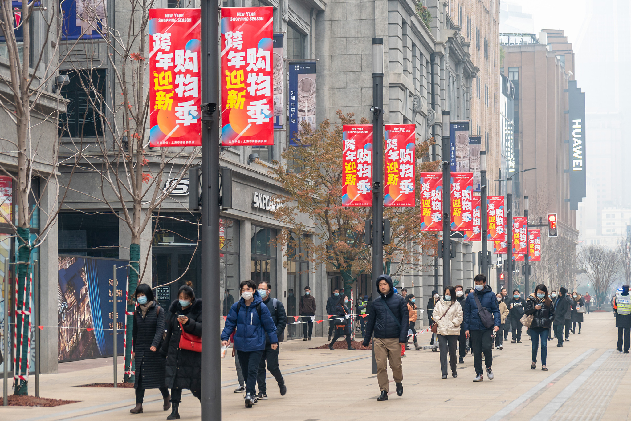2020年12月24日,上海,南京路步行街东拓端上,连片的跨年迎新购物季广告格外醒目。原图.jpg 2020年12月24日,上海,南京路步行街东拓端上,连片的跨年迎新购物季广告格外醒目。原图.jpg