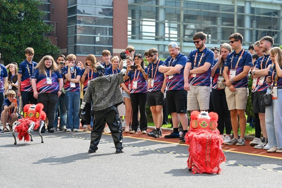Jour de l'ouverture de la WSC : plus de 60 équipes internationales participantes se rendent dans des établissements scolaires de Shanghai