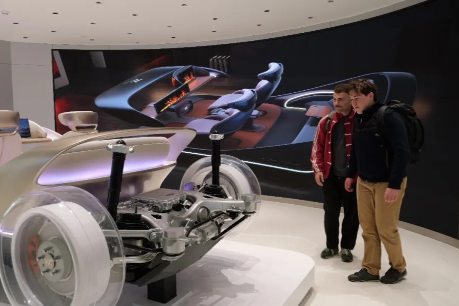 Des étrangers et des représentants des médias découvrent la culture automobile dans le district de Jiading