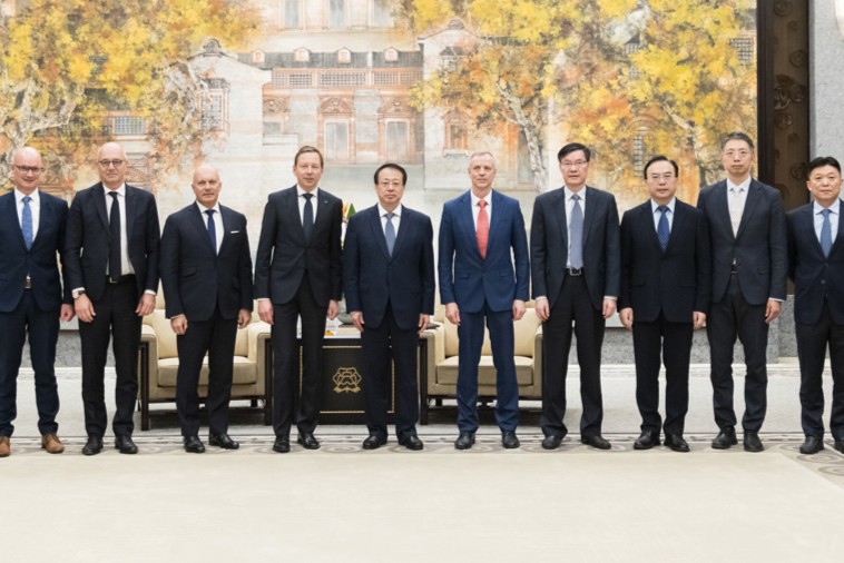 Gong Zheng rencontre les hauts dirigeants d'entreprises internationales participant à l'Auto Shanghai