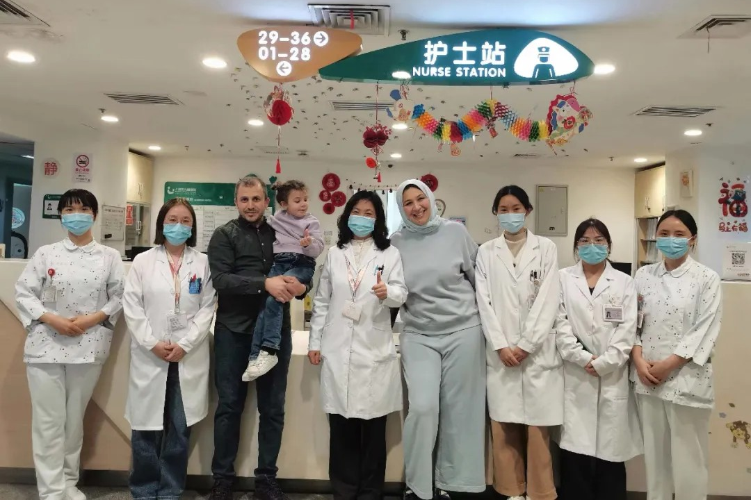 L'Hôpital pour enfants de Shanghai aide une fillette algérienne à retrouver la santé