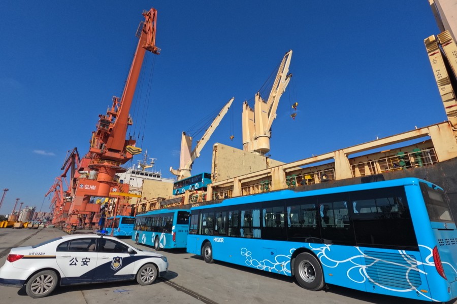 338 bus fabriqués en Chine partent du port de Longwu vers l'Algérie
