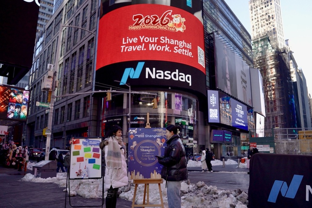 Shanghai illumine Times Square avec ses vœux du Nouvel An chinois