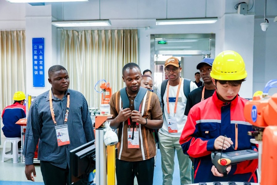 Jour de l'ouverture de la WSC : plus de 60 équipes internationales participantes se rendent dans des établissements scolaires de Shanghai