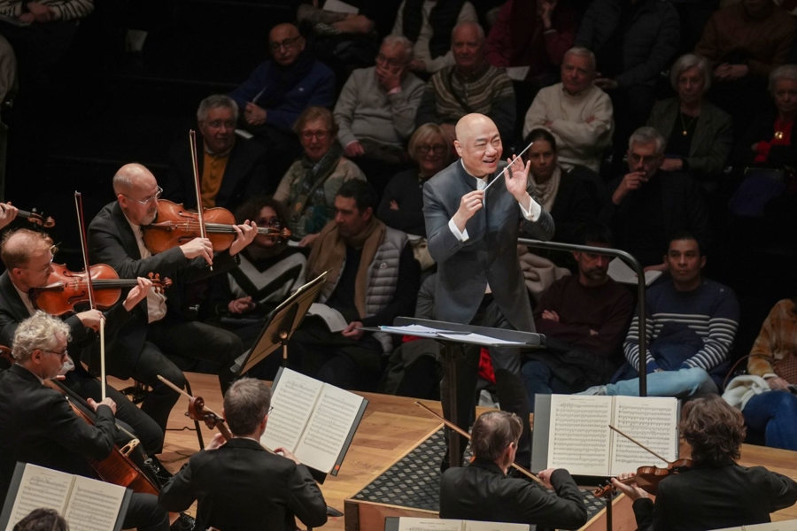 Xu Zhong dirige l'Orchestre de Paris en France