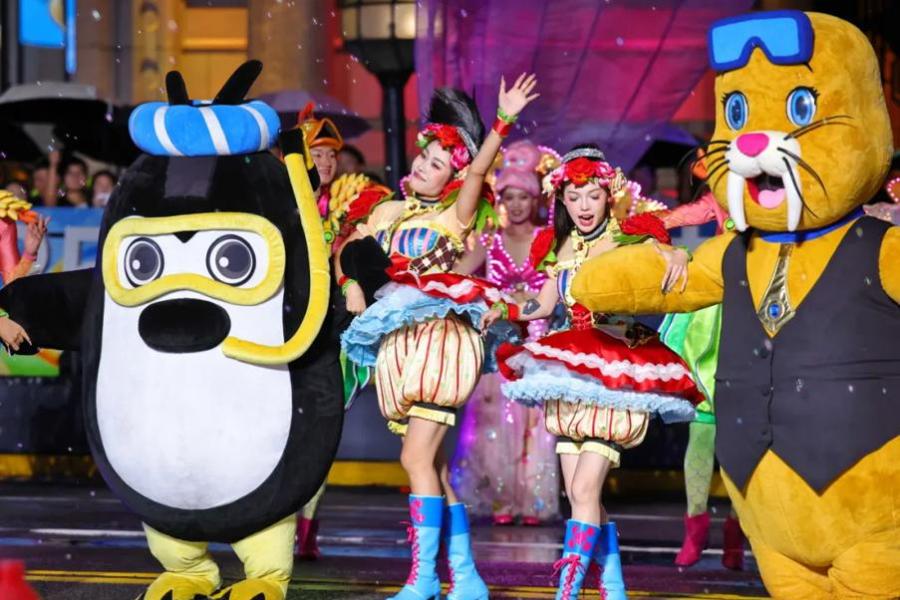 Le Festival du tourisme de Shanghai éblouit avec son grand défilé de chars