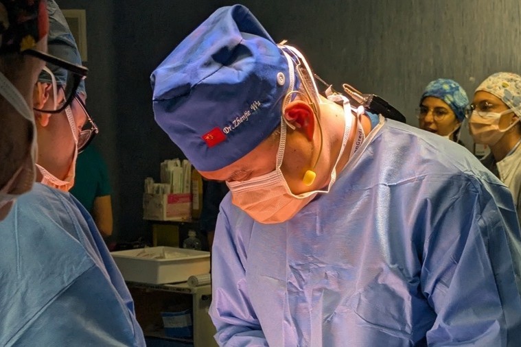 Un médecin de Shanghai invité à une opération transnationale sauve le rein d'une patiente française