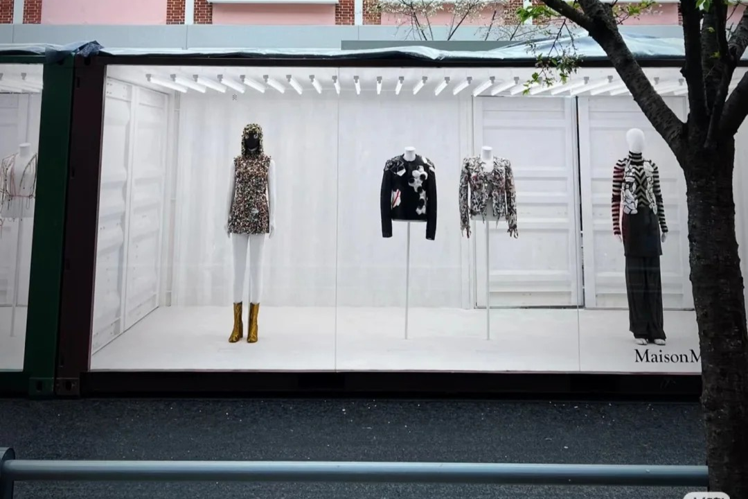 L'exposition de Haute Couture de la Maison Margiela fait son apparition à la rue Yandanglu à Shanghai