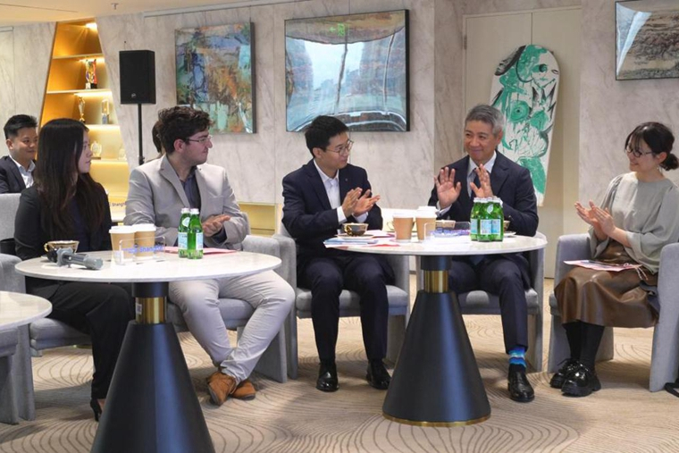 Les étrangers sont impressionnés par les services de paiement à Shanghai