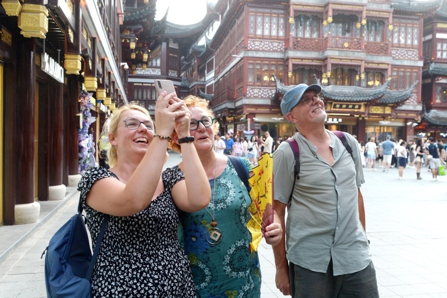 Le <i>Rapport 2026 sur les tendances du tourisme récepteur en Chine</i> de rednote met à l'honneur les qipao et costumes sur mesure de Shanghai
