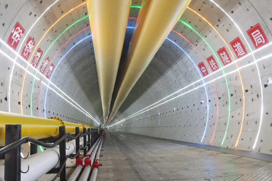 Un tunnelier géant chinois achève avec succès le percement d'un tunnel ferroviaire sous le Yangtsé