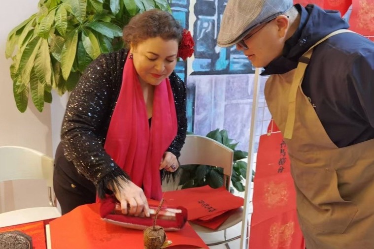 Des amis étrangers célèbrent le Nouvel An chinois à Shanghai