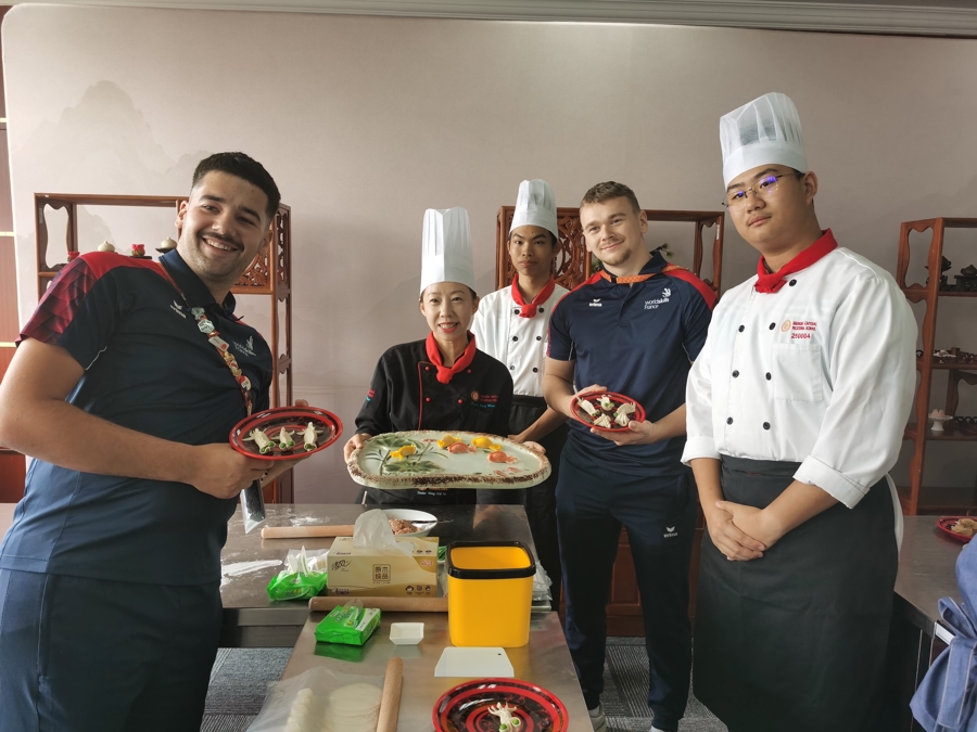 Des compétiteurs français de WorldSkills découvrent les traditions chinoises