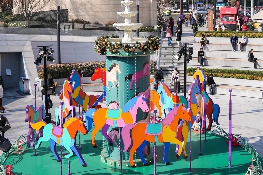 Des installations à thème de l'année du Cheval font leur apparition dans les rues de Shanghai