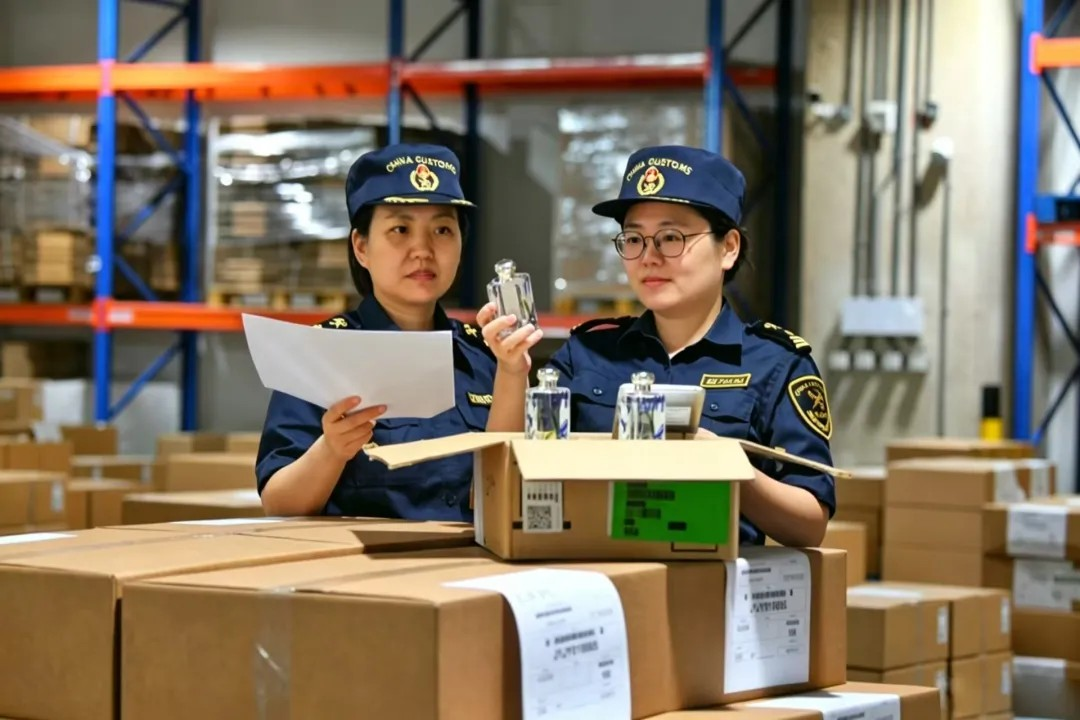 Des cosmétiques importés d'une valeur de 330 millions de yuans livrés aux consommateurs en seulement 48 heures